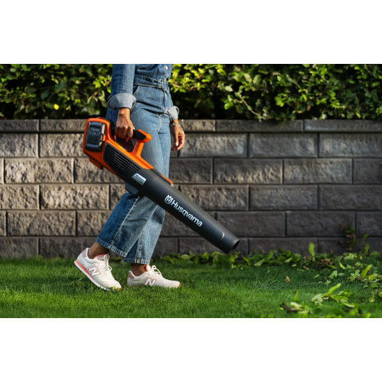 Акумулаторни машини Husqvarna - Акумулаторна метла Husqvarna 122iB с  батерия и зарядно устройство
