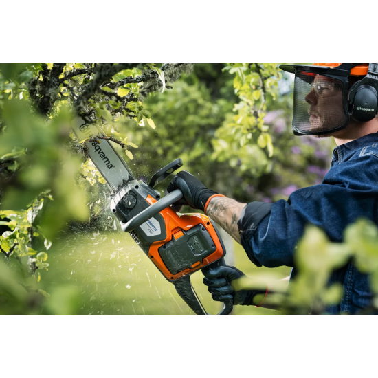 Акумулаторни машини Husqvarna - Акумулаторен трион Husqvarna 215i  с батерия и зарядно